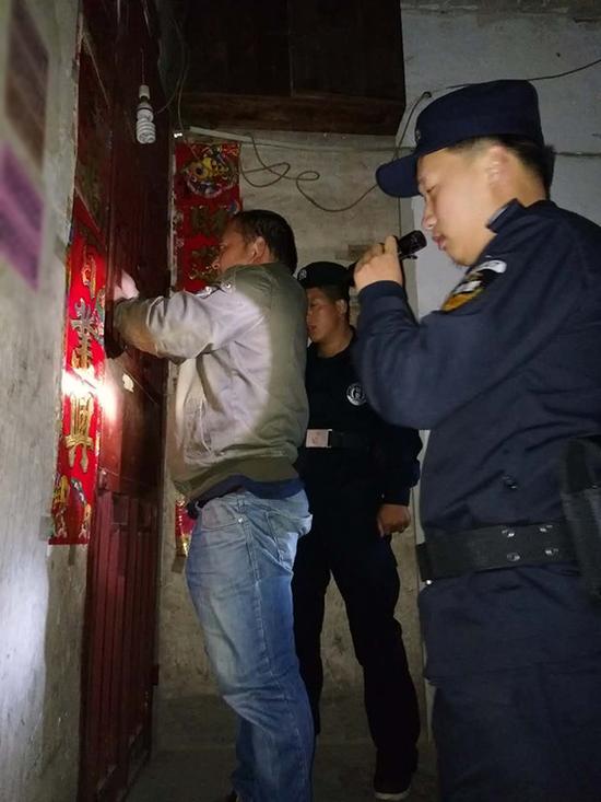 复兴镇粗心妈妈误将幼女锁家中 